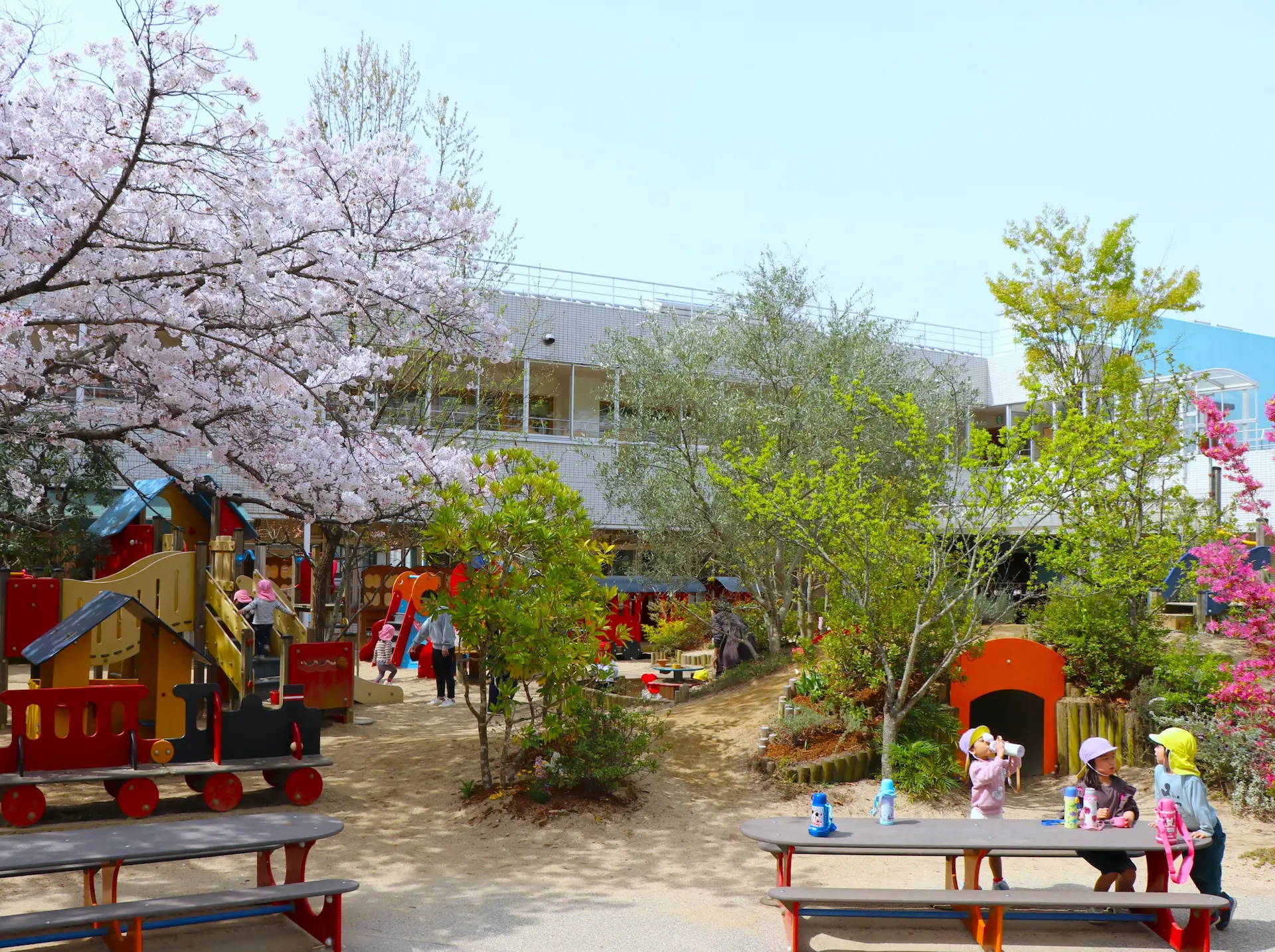 泉北園は、保育園を「昼間の家庭」とし、温かく愛情たっぷり、子どもたちを抱きしめて保育します